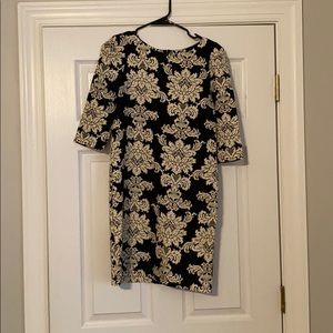 Beautiful fitted dress. Perfect for the holidays!